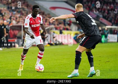 COLONIA, GERMANIA - NOVEMBRE 9: Kingsley Schindler di 1. FC Koln, Mitchel Bakker di Bayer 04 Leverkusen durante la partita della Bundesliga tra il 1. FC Koln e Bayer 04 Leverkusen al RheinEnergieStadion il 9 novembre 2022 a Colonia, Germania (Foto di René Nijhuis/Orange Pictures) Foto Stock