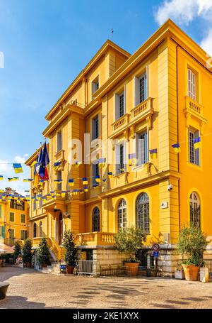 Vence, Francia - 6 agosto 2022: Municipio e Ufficio del comune dell'Hotel de Ville nella piazza principale di Place Clemenceau nel centro storico Foto Stock