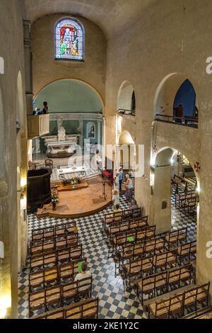 Vence, Francia - 6 agosto 2022: Navata principale e presbiterio di nostra Signora della Natività Cattedrale di Notre Dame de la Nativite nel quartiere della città vecchia Foto Stock