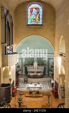 Vence, Francia - 6 agosto 2022: Navata principale e presbiterio di nostra Signora della Natività Cattedrale di Notre Dame de la Nativite nel quartiere della città vecchia Foto Stock