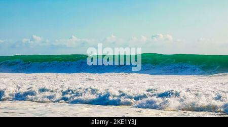 Enormi onde di surfisti sulla spiaggia di Zicatela Puerto Escondido Oaxaca Messico. Foto Stock