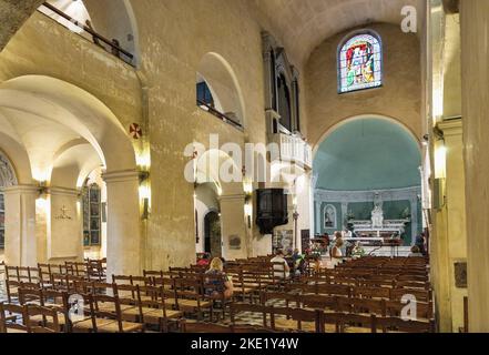 Vence, Francia - 6 agosto 2022: Navata principale e presbiterio di nostra Signora della Natività Cattedrale di Notre Dame de la Nativite nel quartiere della città vecchia Foto Stock