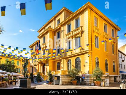 Vence, Francia - 6 agosto 2022: Municipio e Ufficio del comune dell'Hotel de Ville nella piazza principale di Place Clemenceau nel centro storico Foto Stock