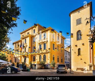 Vence, Francia - 6 agosto 2022: Municipio e Ufficio del comune dell'Hotel de Ville nella piazza principale di Place Clemenceau nel centro storico Foto Stock