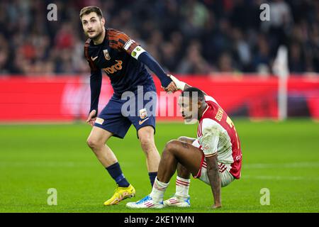 AMSTERDAM, PAESI BASSI - 9 NOVEMBRE: Matus Bero di Vitesse, Steven Bergwijn di Ajax durante la partita olandese di Eredivie tra Ajax e Vitesse alla Johan Cruijff Arena il 9 novembre 2022 ad Amsterdam, Paesi Bassi (Foto di Peter Lous/Orange Pictures) Foto Stock