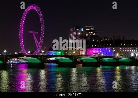 Westminster, Londra, Regno Unito. 8th Novembre 2022. Luci colorate sul Westminster Bridge e sul London Eye si riflettono sul Tamigi. Credito: Maureen McLean/Alamy Foto Stock