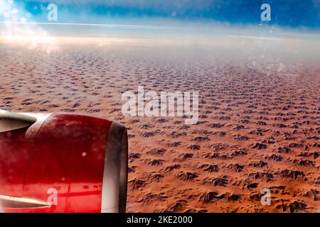 Vista aerea del deserto del Sahara infinita estensione dune di sabbia di colore rosso con una strana forma di polpo, sembra il pianeta Marte. Foto Stock