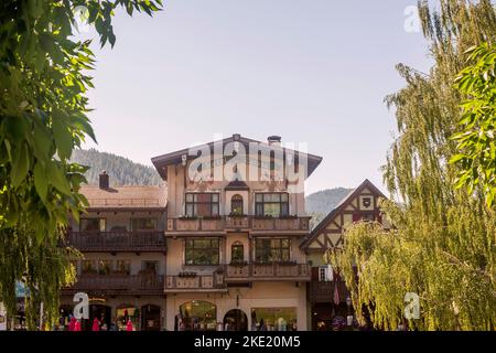 Hotel Europa e altri edifici in stile bavarese nella città tedesca di Leavenworth, Washington, USA. Foto Stock