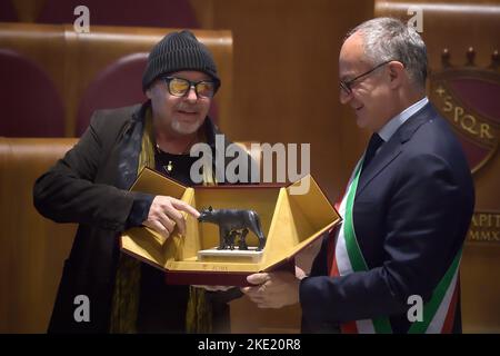 Il cantante italiano Vasco Rossi riceve il lupo capitolino dal sindaco di Roma Roberto Gualtieri in riconoscimento della sua carriera artistica e del suo legame con la città. Roma (Italia) 9 novembre 2022 Foto Stock