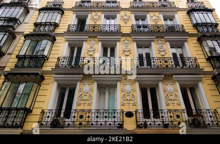 Finestre e balconi in un edificio a Madrid, Spagna Foto Stock