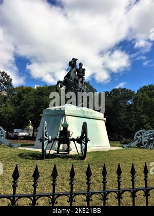 Una statua di Andrew Jackson alla Battaglia di New Orleans occupa il centro di Lafayette Square. Eretta nel 1853. Foto Stock