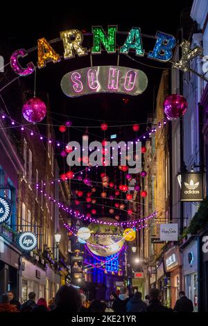 Londra, Regno Unito. 9 novembre 2022. Luci di Natale in Carnaby Street che sono state accese per la stagione festiva. Credit: Stephen Chung / Alamy Live News Foto Stock