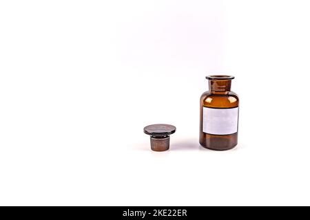 Giara medica marrone isolato su sfondo bianco con etichetta vuota Foto Stock