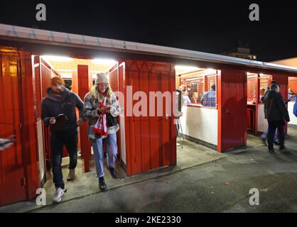 Nottingham, Regno Unito. 09th Nov 2022. I fan arrivano a Nottingham Forest v Tottenham Hotspur, partita EFL Carabao Cup, al City Ground, Nottingham, Notts., Regno Unito il 9 novembre 2022 Credit: Paul Marriott/Alamy Live News Foto Stock