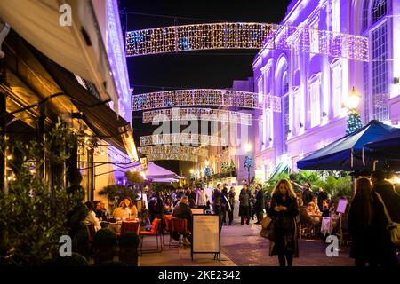 SOLO USO EDITORIALE opinioni generali sulla presentazione delle luci di Natale di quest'anno all'evento Belgravia 'curiosamente Christmassy' di Londra. Data immagine: Mercoledì 9 novembre 2022. Foto Stock