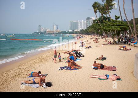 Turisti russi sulla spiaggia a Pattaya Thailandia Foto Stock
