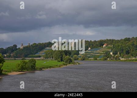 Una vista lungo il fiume Elba verso Lingnerschloss e Schloss Eckberg, dal ponte di Loschwitz, Dresda, Germania Foto Stock