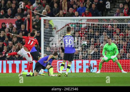 Nottingham, Regno Unito. 09th Nov 2022. Jesse Lingard #11 della Foresta di Nottingham ha un colpo in gol durante la partita del terzo round della Carabao Cup Nottingham Forest vs Tottenham Hotspur a City Ground, Nottingham, Regno Unito, 9th novembre 2022 (Foto di Gareth Evans/News Images) a Nottingham, Regno Unito il 11/9/2022. (Foto di Gareth Evans/News Images/Sipa USA) Credit: Sipa USA/Alamy Live News Foto Stock