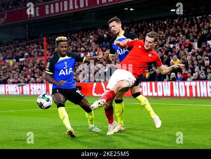 Ryan Yates (a destra) della Foresta di Nottingham batte per la palla con Ryan Sessegnon (a sinistra) di Tottenham Hotspur e Clement Lenglet durante la partita di terzo turno della Carabao Cup al City Ground di Nottingham. Data immagine: Mercoledì 9 novembre 2022. Foto Stock