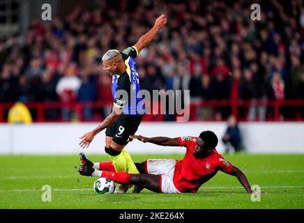 Orel Mangala (a destra) della Foresta di Nottingham fouls Tottenham Hotspur's Richarlison con il risultato di una seconda carta gialla durante la partita della Carabao Cup al City Ground, Nottingham. Data immagine: Mercoledì 9 novembre 2022. Foto Stock