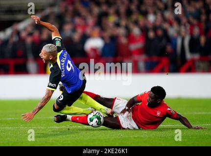 Orel Mangala (a destra) della Foresta di Nottingham fouls Tottenham Hotspur's Richarlison con il risultato di una seconda carta gialla durante la partita della Carabao Cup al City Ground, Nottingham. Data immagine: Mercoledì 9 novembre 2022. Foto Stock