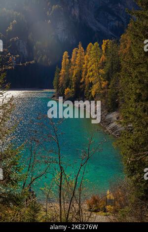 Vista autunnale sulle acque cristalline del Lago di Tovel, Trentino Alto Adige, Italia. Ripresa verticale autunnale. Foto Stock