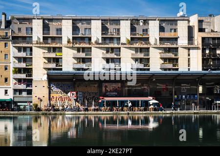 Parigi, Francia, ottobre 2022, vista di una scena urbana dal Bassin de la Villette Foto Stock