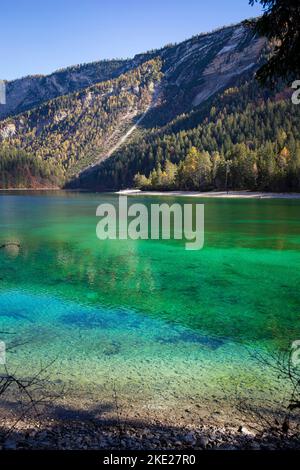 Le acque cristalline del Lago di Tovel, Trentino Alto Adige, Italia. Vista autunnale, scatto verticale. Foto Stock