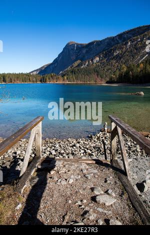 Molo in legno sul lago Tovel, Trentino Alto Adige, Italia. Scatto verticale. Foto Stock