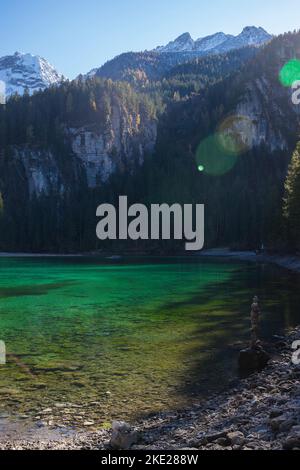 Le acque cristalline del Lago di Tovel, Trentino Alto Adige, Italia. Vista verticale con svasatura. Foto Stock