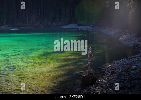 Le acque cristalline del Lago di Tovel, Trentino Alto Adige, Italia. Vista autunnale con luce. Foto Stock