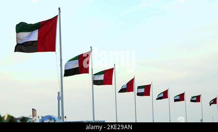 Bandiere degli Emirati Arabi Uniti che soffiano nel vento. Foto di alta qualità Foto Stock