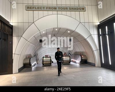 Londra, Regno Unito. 8th Novembre 2022. La nuova stazione Elizabeth Line di Bond Street a Londra, di recente apertura. I treni della Elizabeth Line ora partono da Reading per raggiungere la città e Canary Wharf, il che significa che i pendolari non devono cambiare per prendere la metropolitana e possono semplicemente rimanere su un solo treno. Credito: Maureen McLean/Alamy Foto Stock