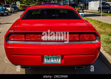 Des Moines, IA - 02 luglio 2022: Vista prospettica posteriore di una Dodge Challenger Coupe 2009 in una fiera automobilistica locale. Foto Stock