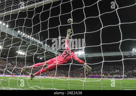 Newcastle, Regno Unito. 09th Nov 2022. Sam Johnstone #21 di Crystal Palace salva Bruno Guimarães #39 della pena di Newcastle United's durante la partita della Carabao Cup Third Round Newcastle United vs Crystal Palace a St. James's Park, Newcastle, Regno Unito, 9th novembre 2022 (Photo by Mark Cosgrove/News Images) a Newcastle, Regno Unito il 11/9/2022. (Foto di Mark Cosgrove/News Images/Sipa USA) Credit: Sipa USA/Alamy Live News Foto Stock