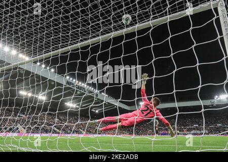 Sam Johnstone #21 di Crystal Palace salva Bruno Guimarães #39 della pena di Newcastle United durante la partita del terzo round della Carabao Cup Newcastle United vs Crystal Palace a St. James's Park, Newcastle, Regno Unito, 9th novembre 2022 (Foto di Mark Cosgrove/News Images) Foto Stock