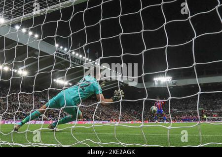Newcastle, Regno Unito. 09th Nov 2022. Nick Pope #22 di Newcastle United salva Malcolm Ebiowei #23 della penalità di Crystal Palace per mettere Newcastle al turno successivo durante la partita del terzo round della Carabao Cup Newcastle United vs Crystal Palace a St. James's Park, Newcastle, Regno Unito, 9th novembre 2022 (Foto di Mark Cosgrove/News Images) A Newcastle, Regno Unito, il 11/9/2022. (Foto di Mark Cosgrove/News Images/Sipa USA) Credit: Sipa USA/Alamy Live News Foto Stock