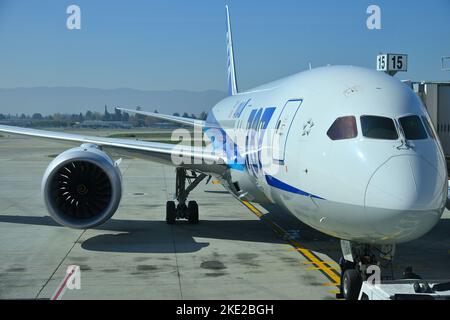 ANA ha iniziato voli diretti per Tokyo con il nuovo Boeing 787 Dreamliner etichettato Tomodachi il 11 gennaio 2012, aeroporto di San Jose CA Foto Stock