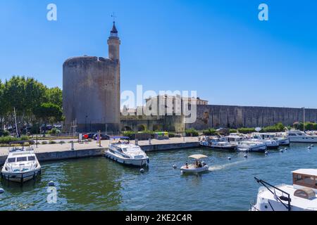 AIGUES-MORTES, FRANCIA - 4 AGOSTO 2022: Vista sul vecchio muro medievale e la torre della città Foto Stock