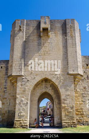 AIGUES-MORTES, FRANCIA - 4 AGOSTO 2022: Vista sul vecchio muro medievale con porta costruita nel 13th ° secolo Foto Stock