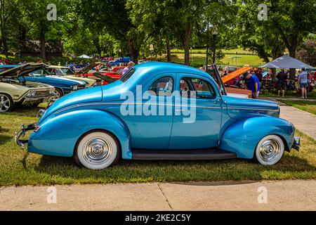 Des Moines, IA - 02 luglio 2022: Vista laterale in prospettiva alta di una Ford Deluxe Coupé del 1940 ad una fiera automobilistica locale. Foto Stock