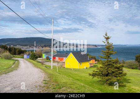 Colorati B & B edifici Spruce Pine Acres che si affaccia sulla baia di San Giorgio, Port au Port, Terranova e Labrador NL, Canada Foto Stock