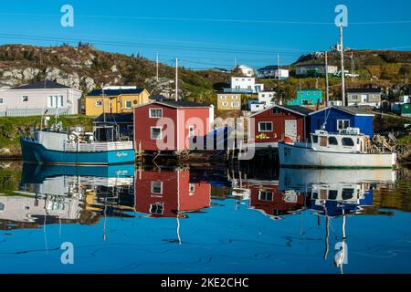 Gli edifici e le barche del villaggio di pescatori si riflettono nel porto interno, Rose Blanche, Terranova e Labrador NL, Canada Foto Stock