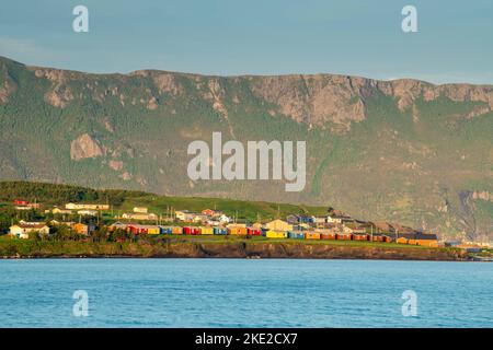 Punta e città lungo la costa, Rocky Harbour, Terranova e Labrador NL, Canada Foto Stock