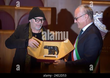 Il cantante italiano Vasco Rossi riceve il lupo capitolino dal sindaco di Roma Roberto Gualtieri in riconoscimento della sua carriera artistica e del suo legame con la città. Roma (Italia) 9 novembre 2022 Foto Stock