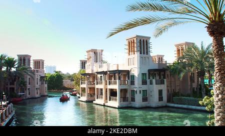 DUBAI, EMIRATI ARABI UNITI, Emirati Arabi Uniti, Emirati Arabi Uniti - 20 NOVEMBRE 2017: Vista del lussuoso hotel 5 stelle JUMEIRAH Madinat, il più grande resort in emirato con i propri canali artificiali. Foto di alta qualità Foto Stock
