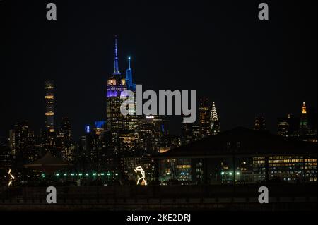 Lo skyline di Midtown Manhattan di notte e' visto dal molo di Jersey City. Foto Stock