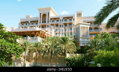 DUBAI, EMIRATI ARABI UNITI, Emirati Arabi Uniti, Emirati Arabi Uniti - 20 NOVEMBRE 2017: Vista del lussuoso hotel 5 stelle Jumeirah al Qasr Madinat, il più grande resort in emirato con i propri canali artificiali. Foto di alta qualità Foto Stock