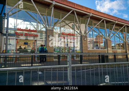 Moderna stazione degli autobus di vetro a Mansfield, Nottinghmshire, Regno Unito Foto Stock