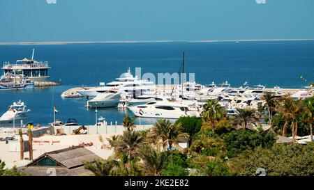 DUBAI, EMIRATI ARABI Uniti, Emirati Arabi Uniti - 20 NOVEMBRE 2017: marina vicino all'Hotel Burj al Arab, ci sono molti splendidi yacht ormeggiati. Foto di alta qualità Foto Stock